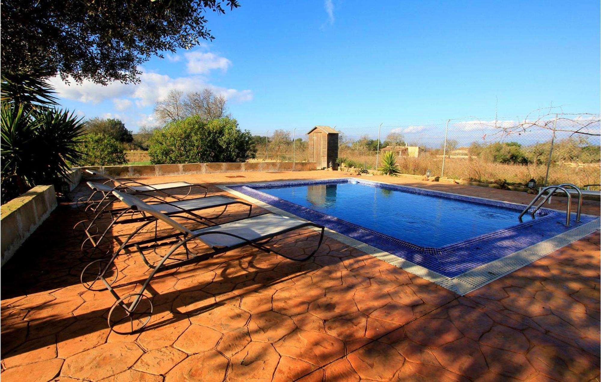 Cozy In With Outdoor Swimming Pool Vakantiehuis